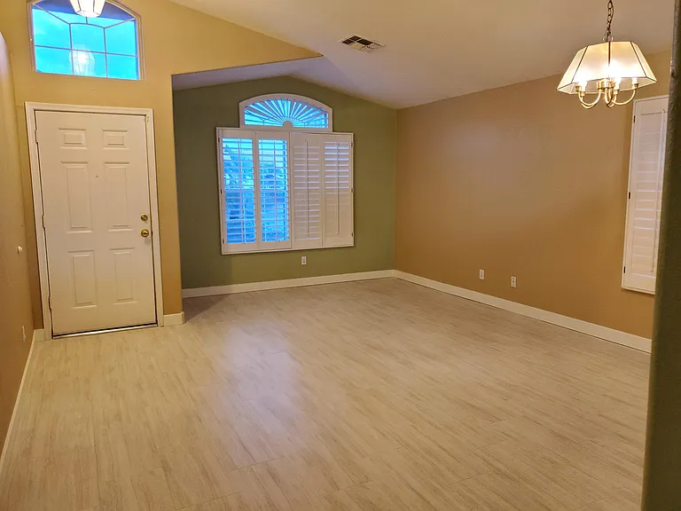 871 E Orchid Ln — Photo 3