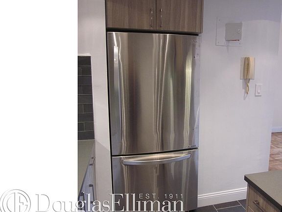 3rd image of 250 E 73rd St APT 6H