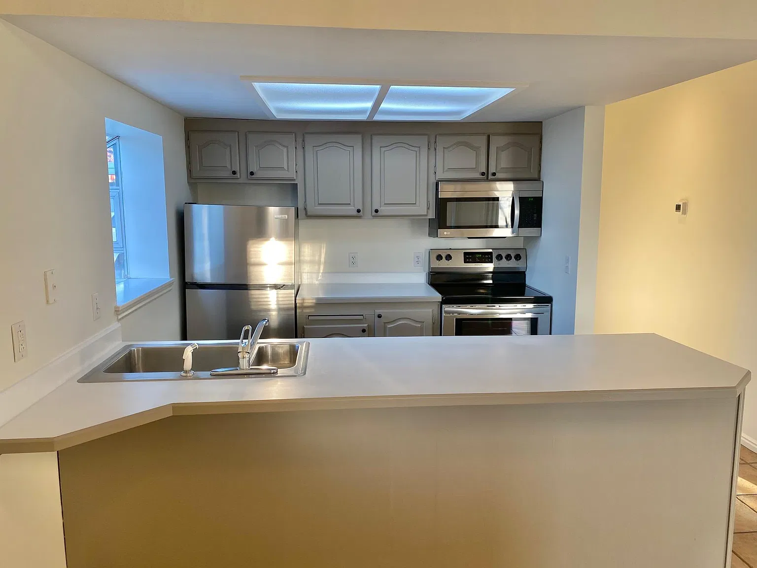 2 bed, 1000 sqft, $2,000 — Photo 4