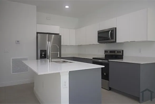 3 bed, 1300 sqft, $2,200 — Photo 4