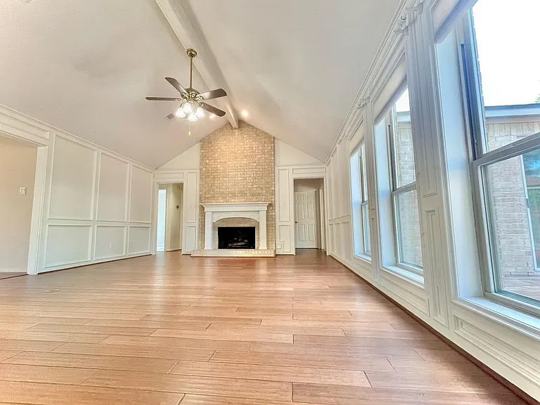 4115 Woodbridge Dr — Photo 2