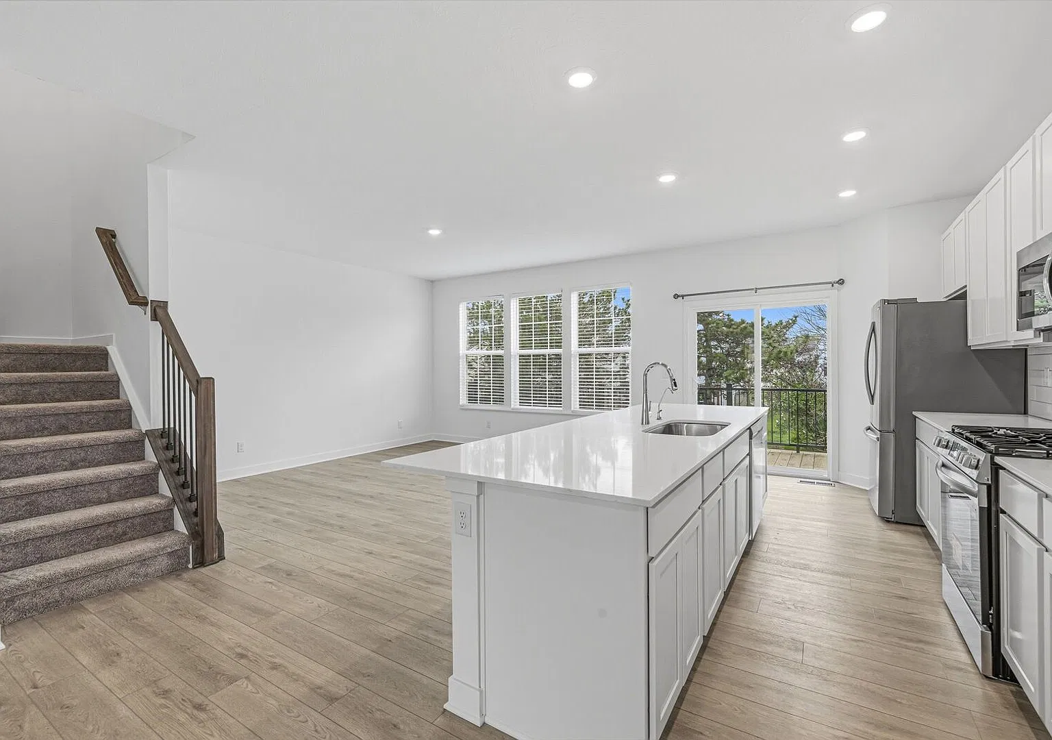 Maintenace free Living at this 3 Level 3 BR in Plainfied! — Photo 4