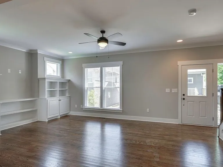 1112 Walsh St #B — Photo 12