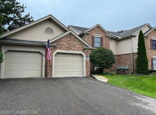 37033 Ridgedale Ct, Farmington, MI 48331