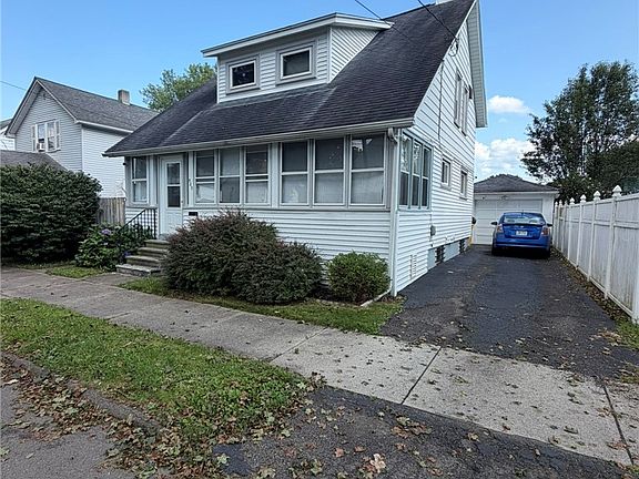 2nd image of 583 Lyon St