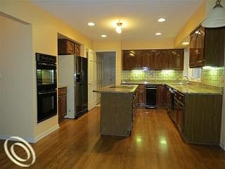 5th image of 581 Foxhall Ct