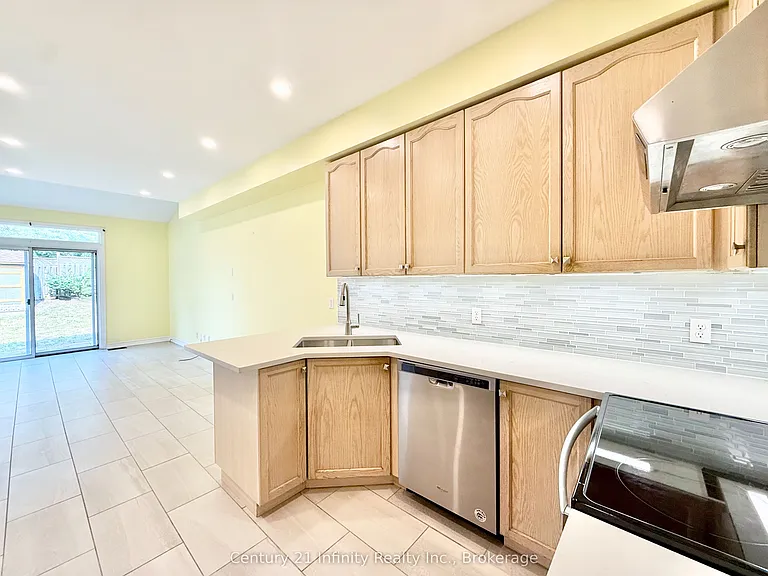 1171 Springbank Dr — Photo 11