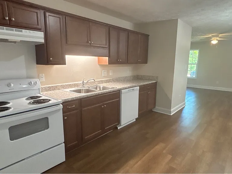 322 E Jenkins St — Photo 5