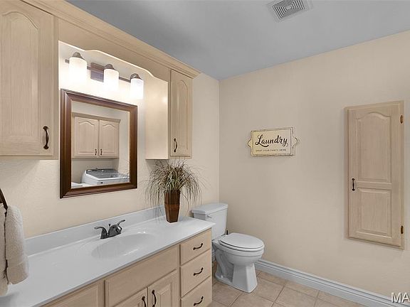 4th image of 1215 Oakcrest Ln