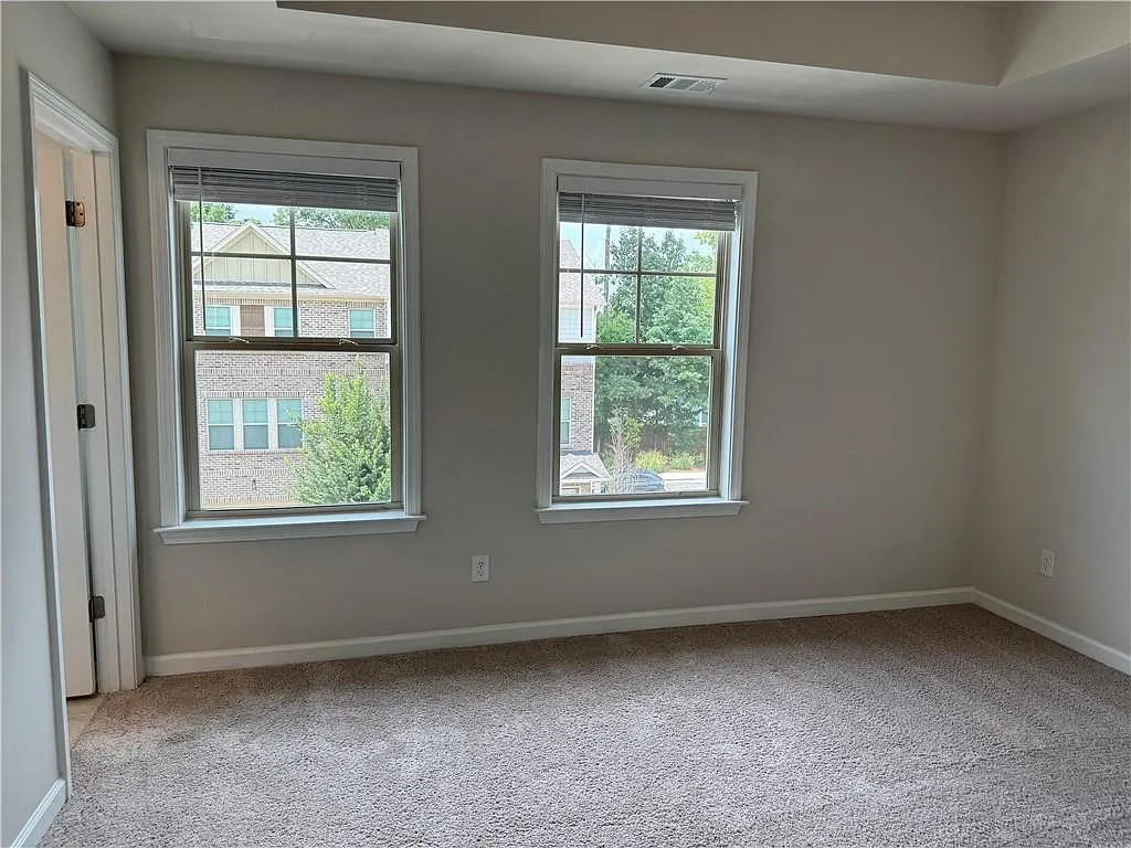 3 bed, 3.5 bath, 2019 sqft, $2,500 — Photo 3