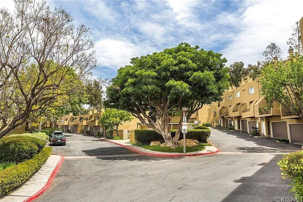 3 bed, 1214 sqft, $3,950 — Photo 1