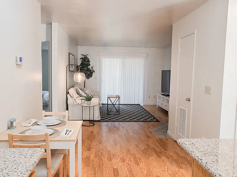 Walnut Apartments — Photo 15
