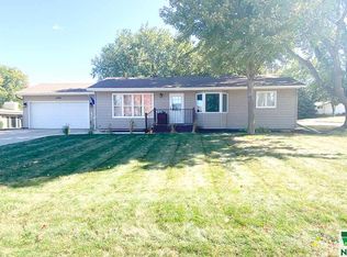 1006 Brown St, Hull, IA 51239