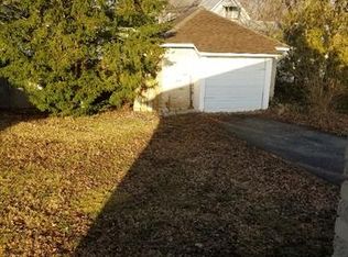 207 Indian Trl, Lake In The Hills, IL 60156