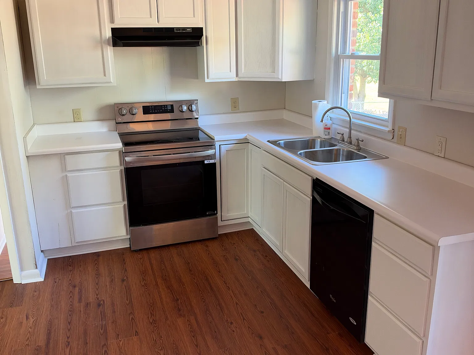3 bed, $1,400 — Photo 2
