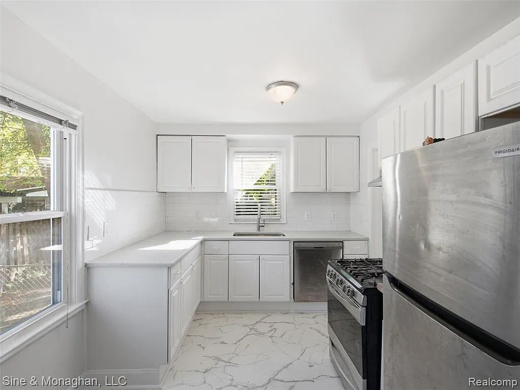 3 bed, 2.0 bath, 1123 sqft, $2,195 — Photo 4