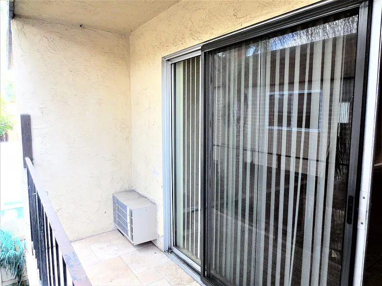 La Paloma Apartments — Photo 14