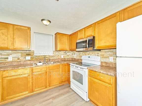 4th image of 3159 Graceland Ave