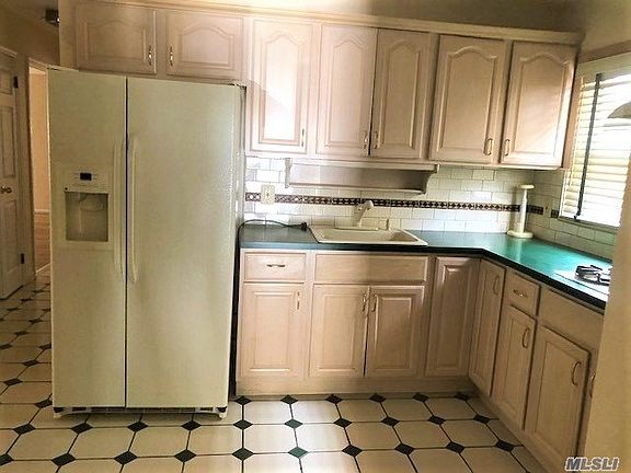 4th image of 12 Woodlawn Ave