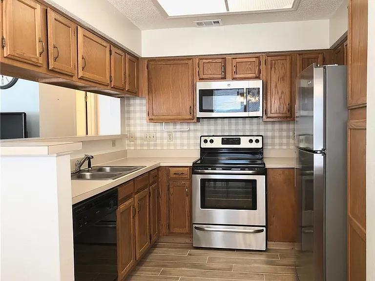915 W 23rd St #101 — Photo 10