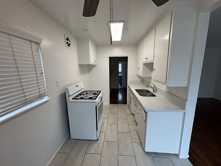 1049 E Ocean Blvd #1 — Photo 3