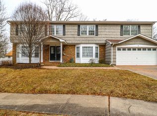 8 Stonegate Dr, Metuchen, NJ 08840