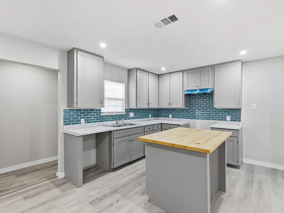 3523 Dutton Dr