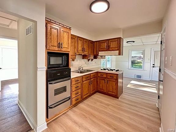 5th image of 295 De Smet Dr