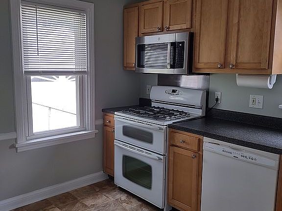 5th image of 215 Victoria Ave