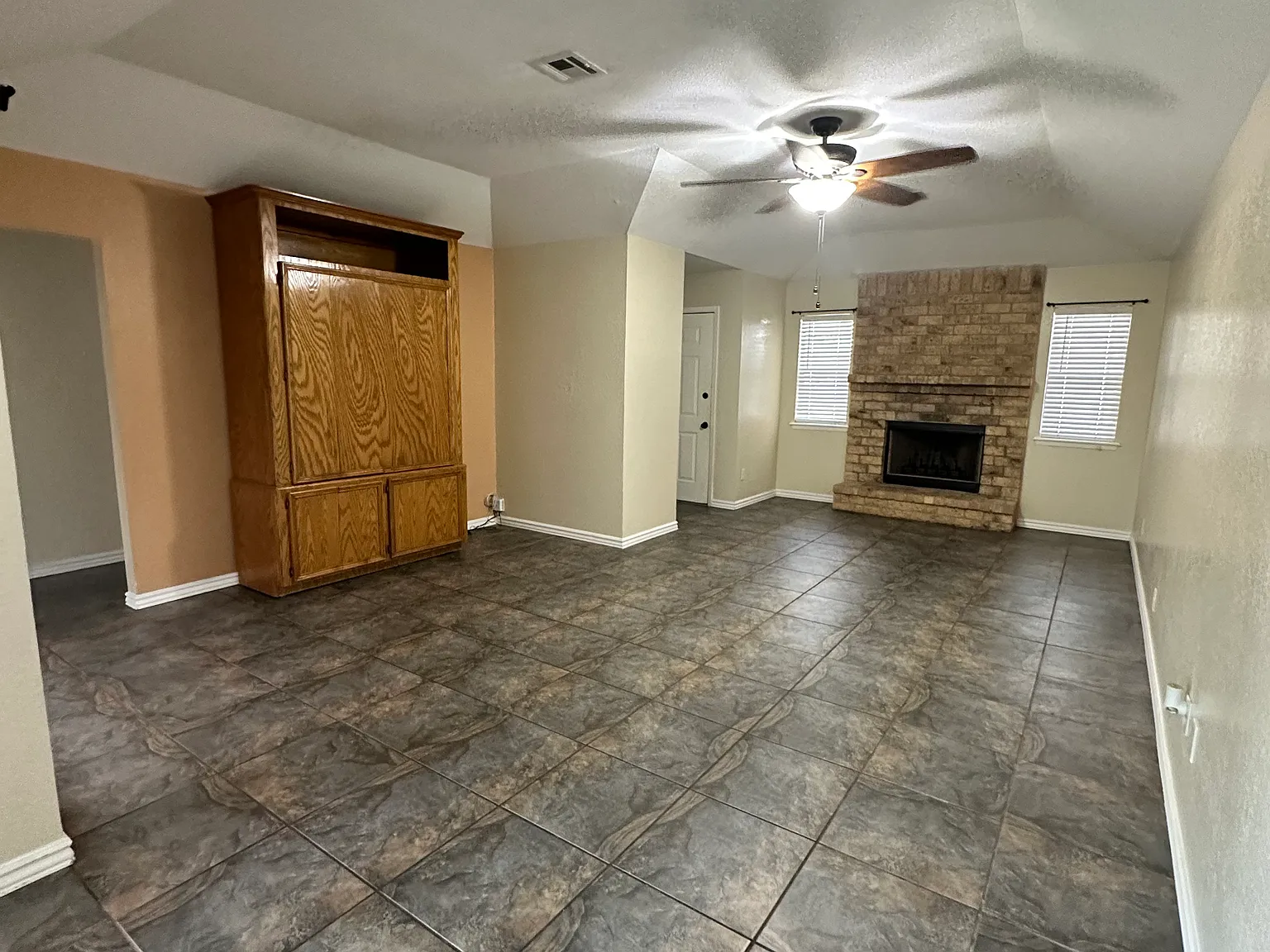 3 bed, 1373 sqft, $1,900 — Photo 4