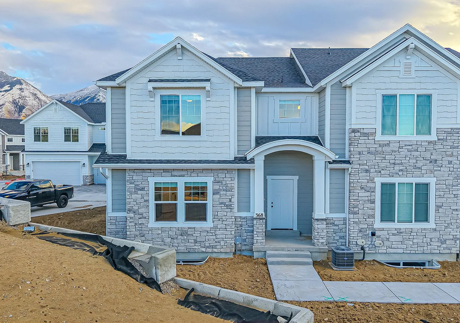 Stunning End Unit Townhome in the Juniper Ridge Subdivision Spanish Fork — Photo 1