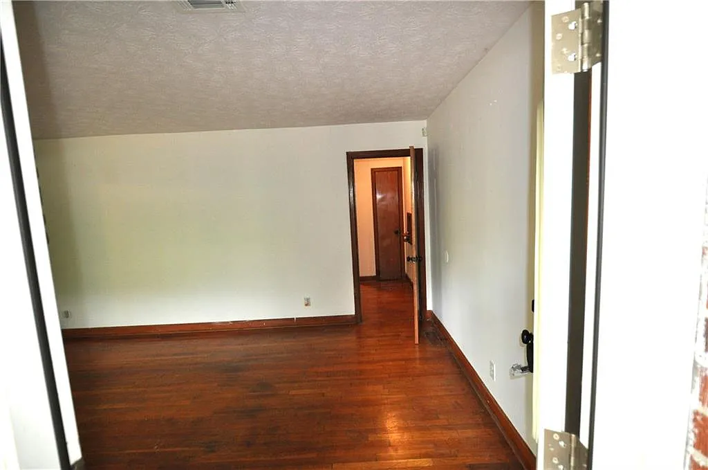 3 bed, 1.5 bath, 1750 sqft, $2,000 — Photo 4