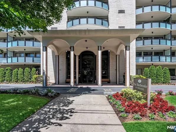 125 Prospect Ave APT 8J, Hackensack, NJ 07601