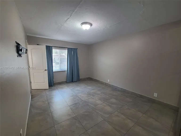 633 NE 16th Ave #3 — Photo 3