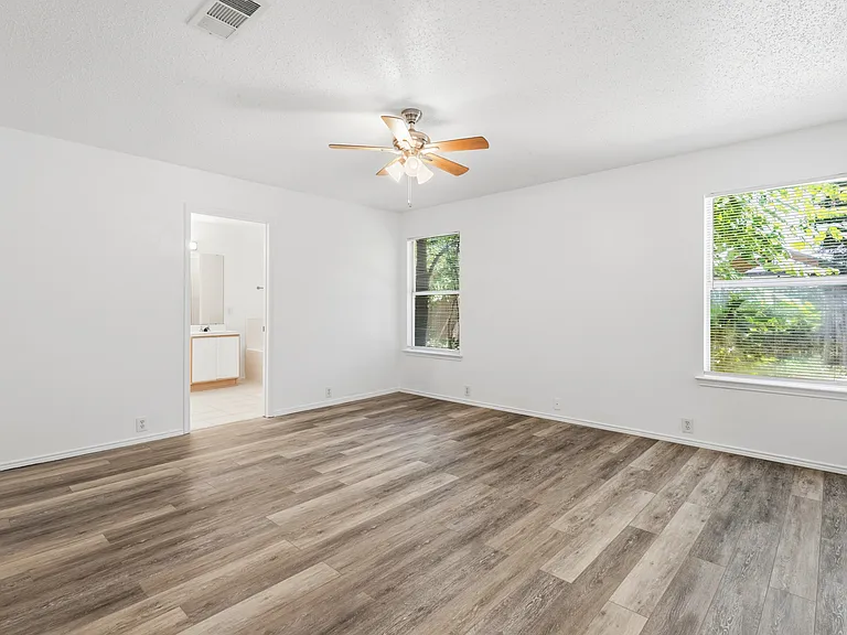 1004 Greenbend Dr — Photo 9