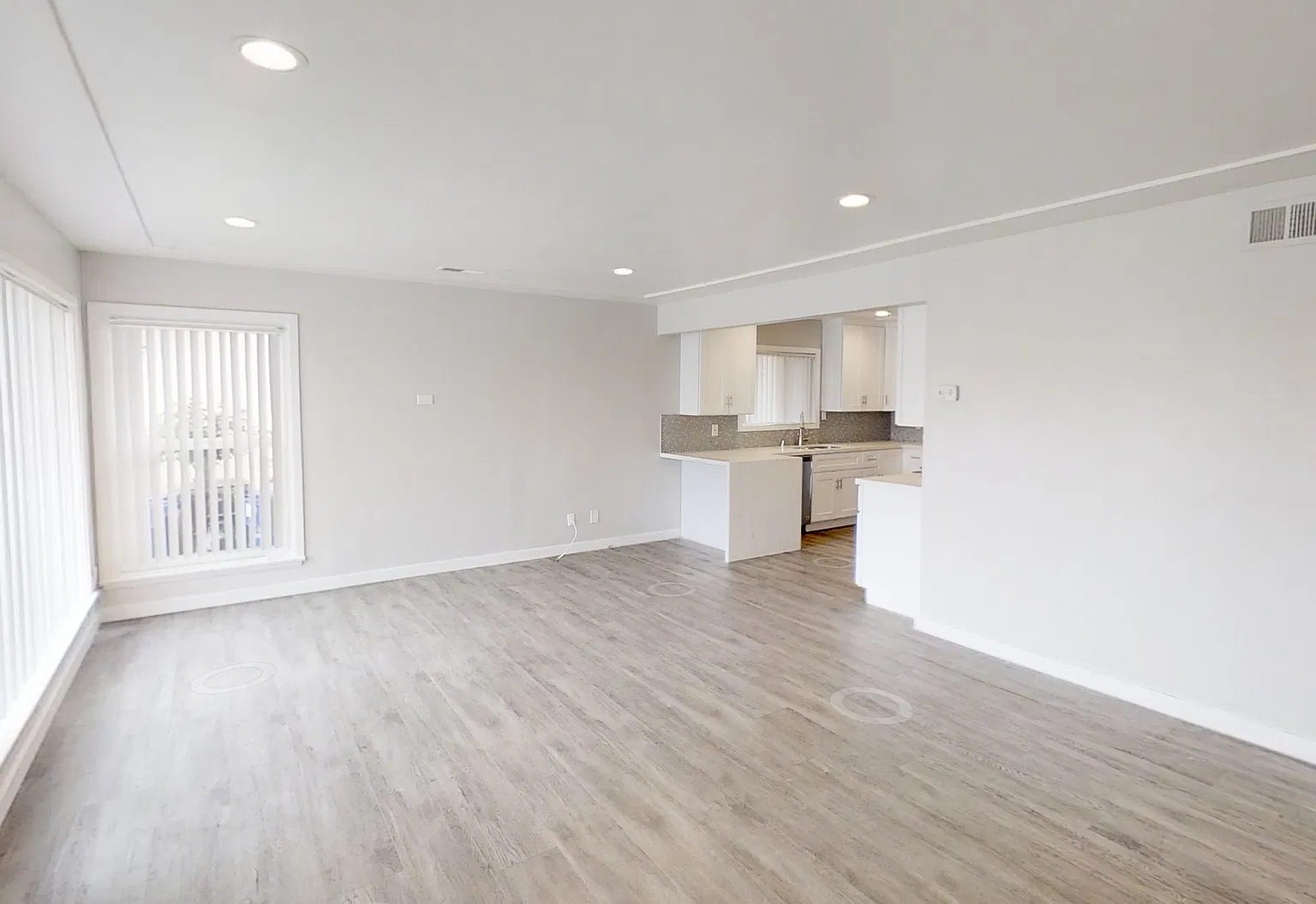 4BD/3BA on Montezuma w/ Driveway Parking! — Photo 4