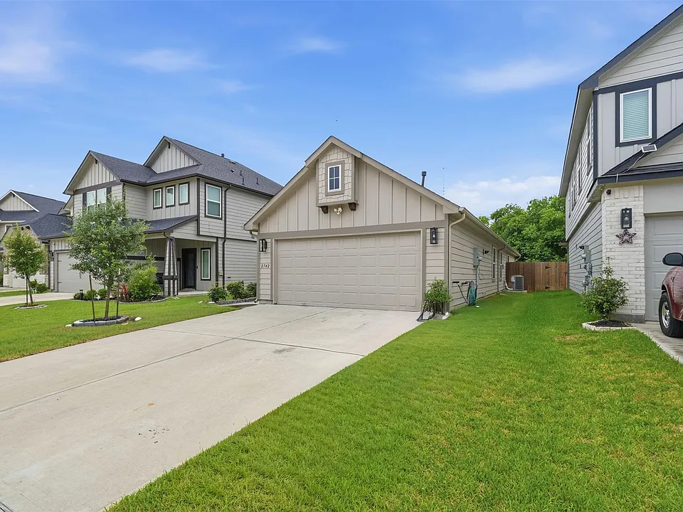 2742 Oakleaf Ash Ln