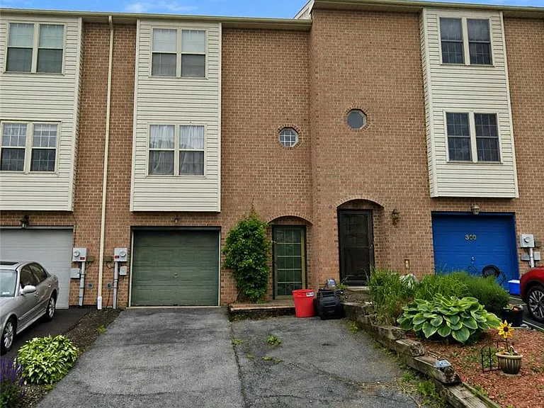 302 Ridgeview Dr — Photo 1