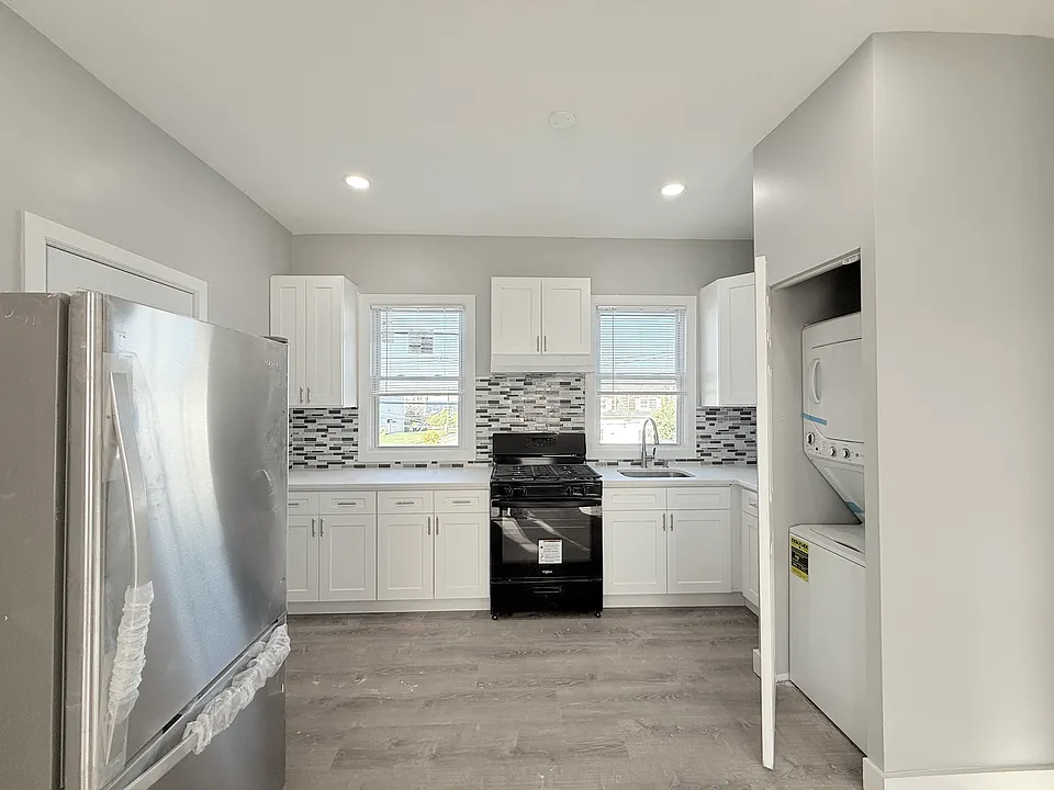 46 Hayward Ave #2