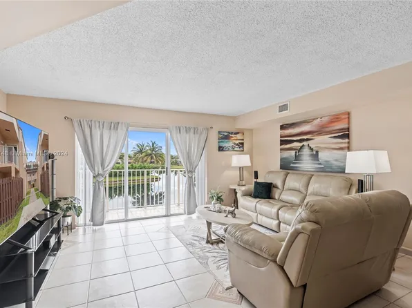 14919 SW 80th St APT 212, Miami, FL 33193