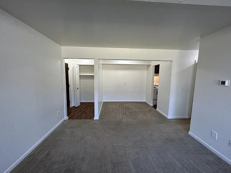 Windsor Place Apartments — Photo 31