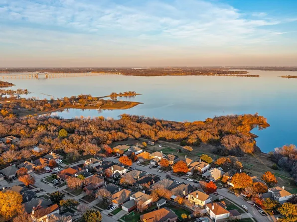 907 Lake Bluff Dr, Lake Dallas, TX 75065