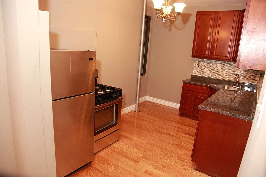 2nd image of 446 Park Pl APT 3