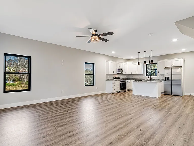 613 Salem Heights Ln — Photo 2