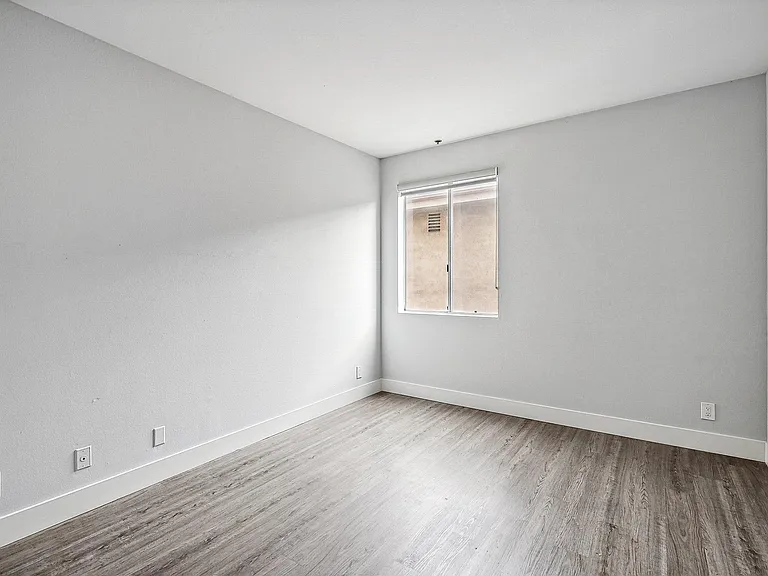 Catalina Apartments — Photo 18