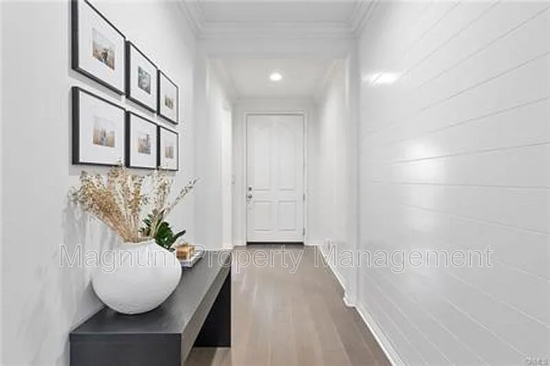 4 bed, 4.0 bath, 2402 sqft, $3,995 — Photo 3