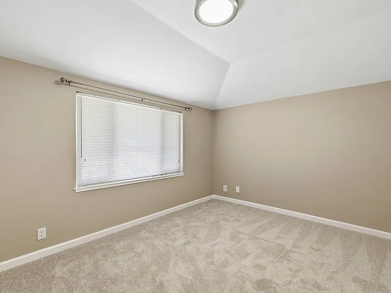 181 Piazza Way — Photo 32