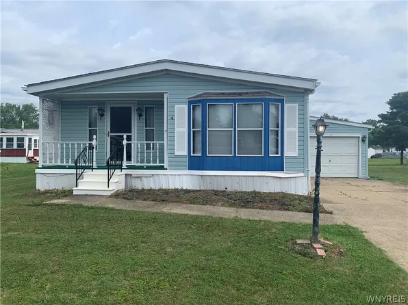 4 N Whispering Ln, Hamburg, NY 14075