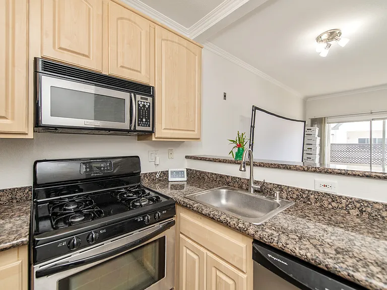 300 N El Molino Ave #312 — Photo 8
