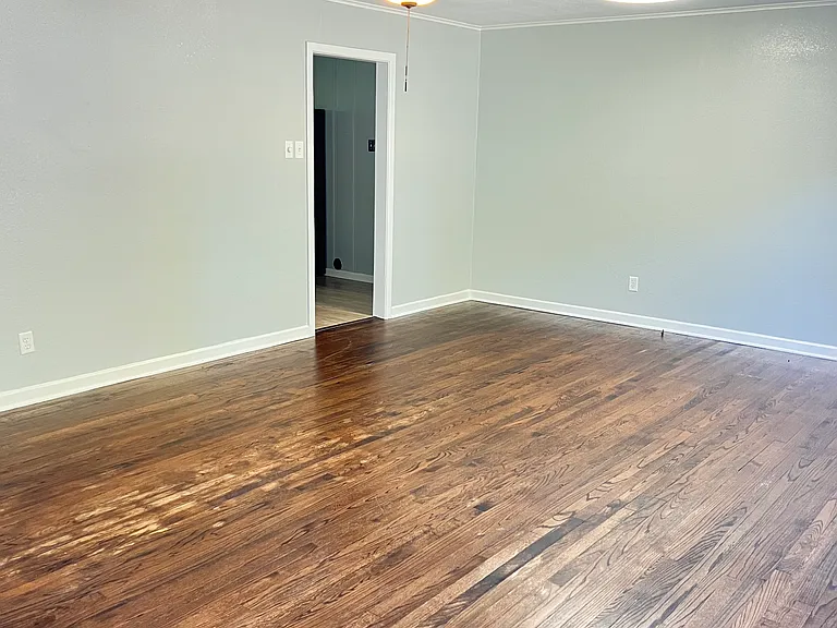 1526 Goliad St — Photo 9